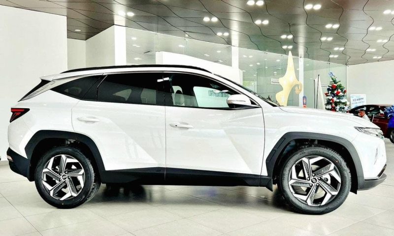 Thân xe Hyundai Tucson 2022 nổi bật với những đường gân dập nổi khỏe khoắn