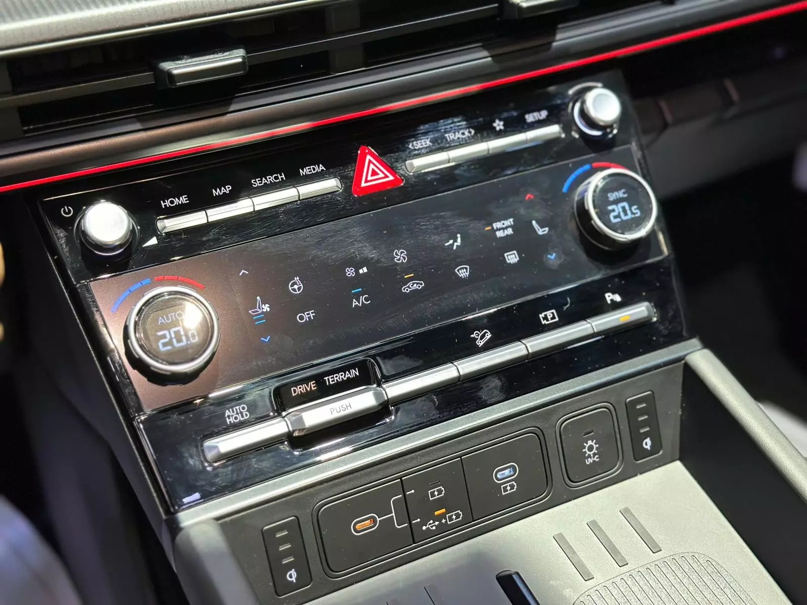 Màn hình cảm ứng có chức năng điều khiển hệ thống điều hòa và một số tính năng khác Màn hình cảm ứng có chức năng điều khiển hệ thống điều hòa và một số tính năng khác.