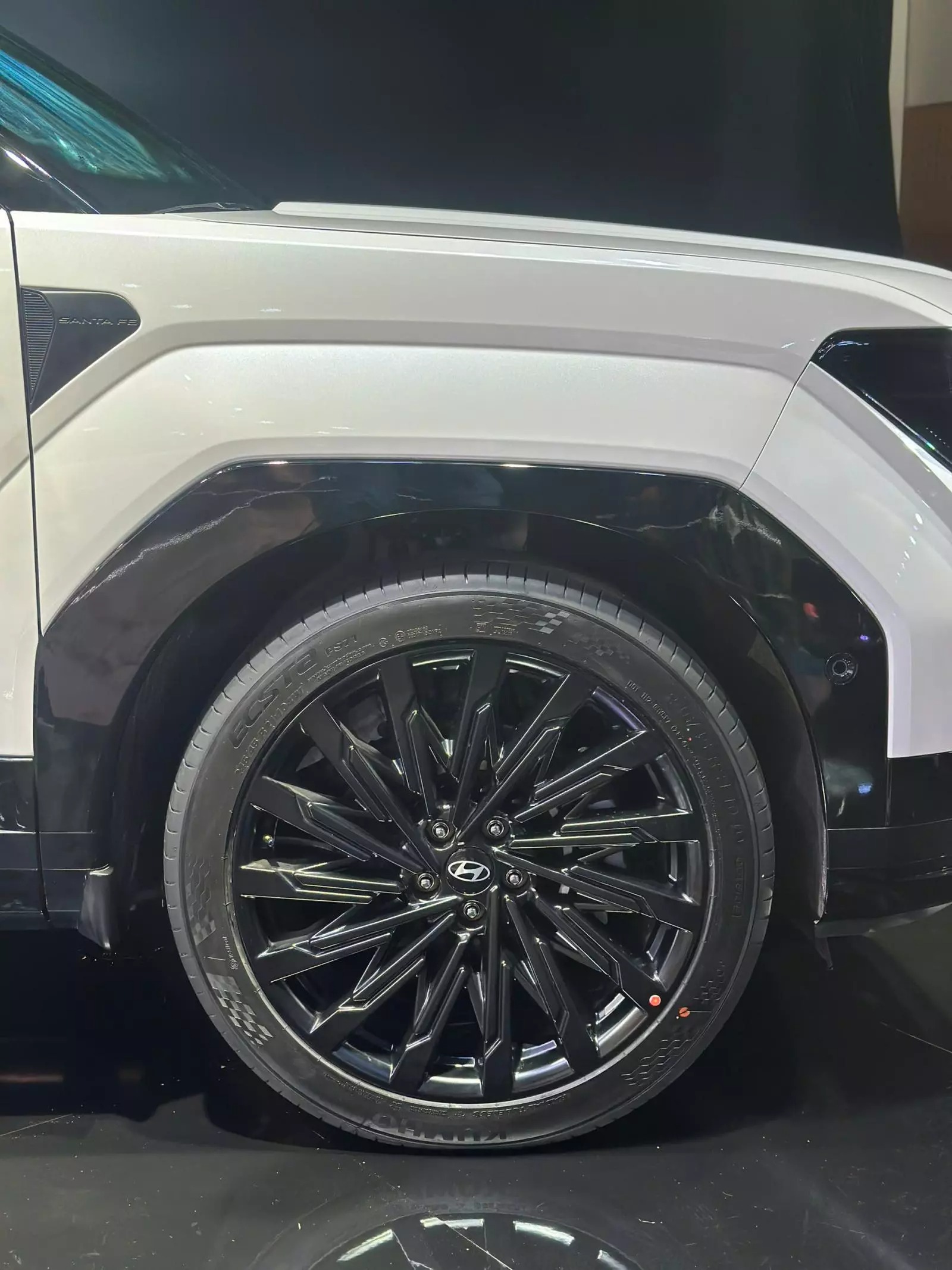 Kích thước la-zăng lớn nhất phân khúc khi lên tới 21 inch Kích thước la-zăng lớn nhất phân khúc khi lên tới 21 inch.