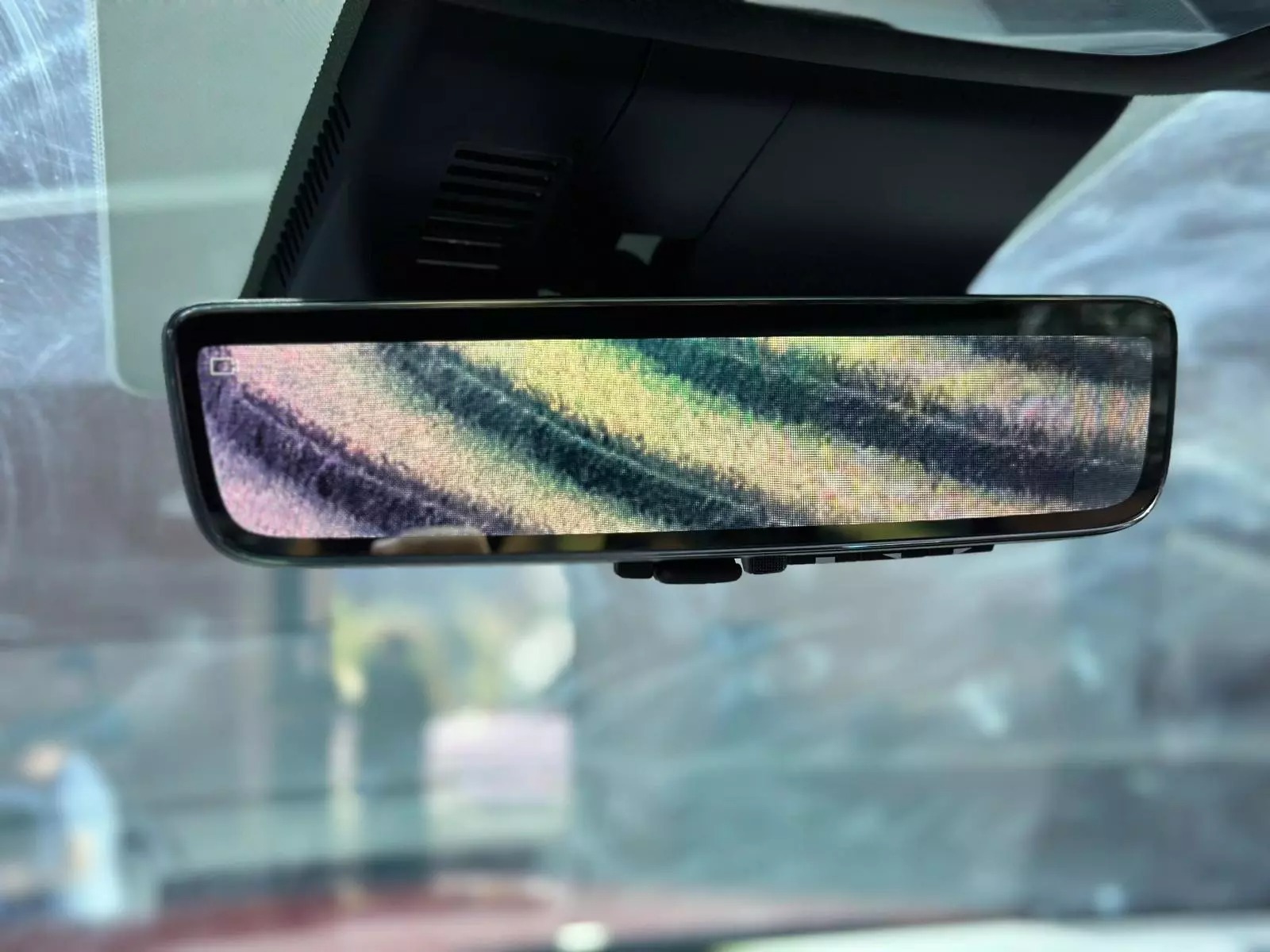 Gương chiếu hậu kĩ thuật số trên phiên bản Caligraphy, trang bị tiên phong trong phân khúc Gương chiếu hậu kĩ thuật số trên phiên bản Caligraphy, trang bị tiên phong trong phân khúc.