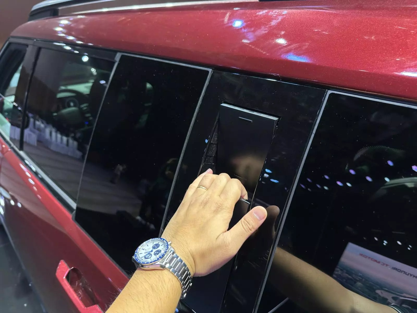 Móc tay ẩn ở cột chữ C giúp người sử dụng dễ dàng leo lên tháo dỡ, lắp đặt đồ trên nóc xe Móc tay ẩn ở cột chữ C giúp người sử dụng dễ dàng leo lên tháo dỡ, lắp đặt đồ trên nóc xe.