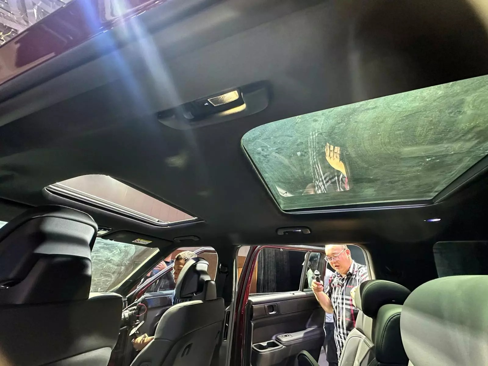 Cửa sổ trời độc lập ở khoang lái và phía sau Cửa sổ trời độc lập ở khoang lái và phía sau.