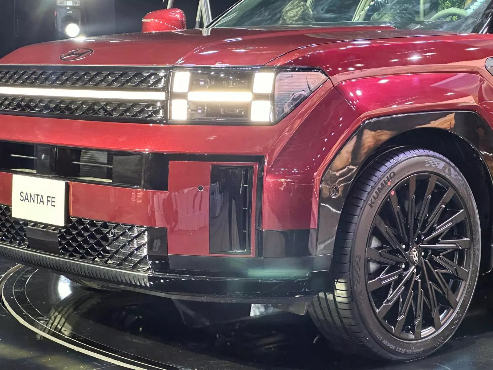 Đèn pha thông minh thích ứng được trang bị ngay từ bản tiêu chuẩn Đèn pha thông minh thích ứng được trang bị ngay từ bản tiêu chuẩn.