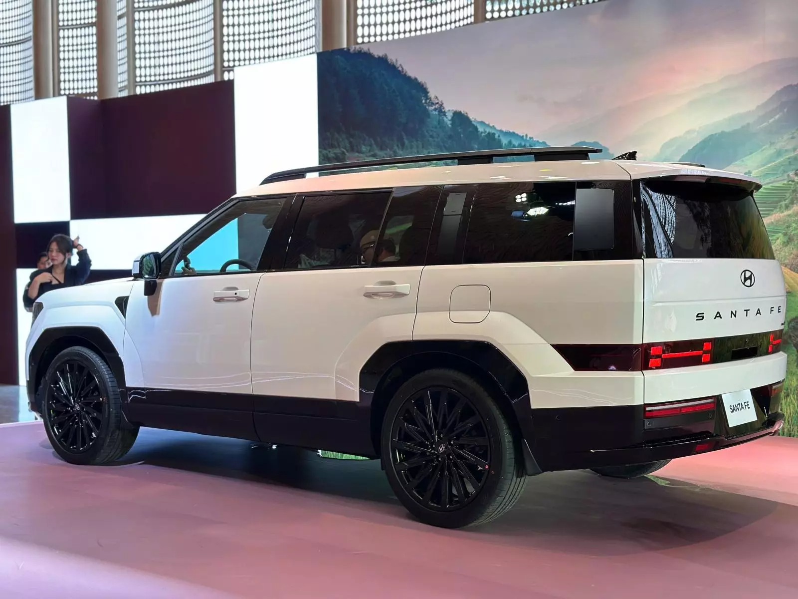 Thiết kế Hyundai Santa Fe 2024 thay đổi theo kiểu khối hộp vuông vức, nam tính hơn Thiết kế Hyundai Santa Fe 2024 thay đổi theo kiểu khối hộp vuông vức, nam tính hơn.